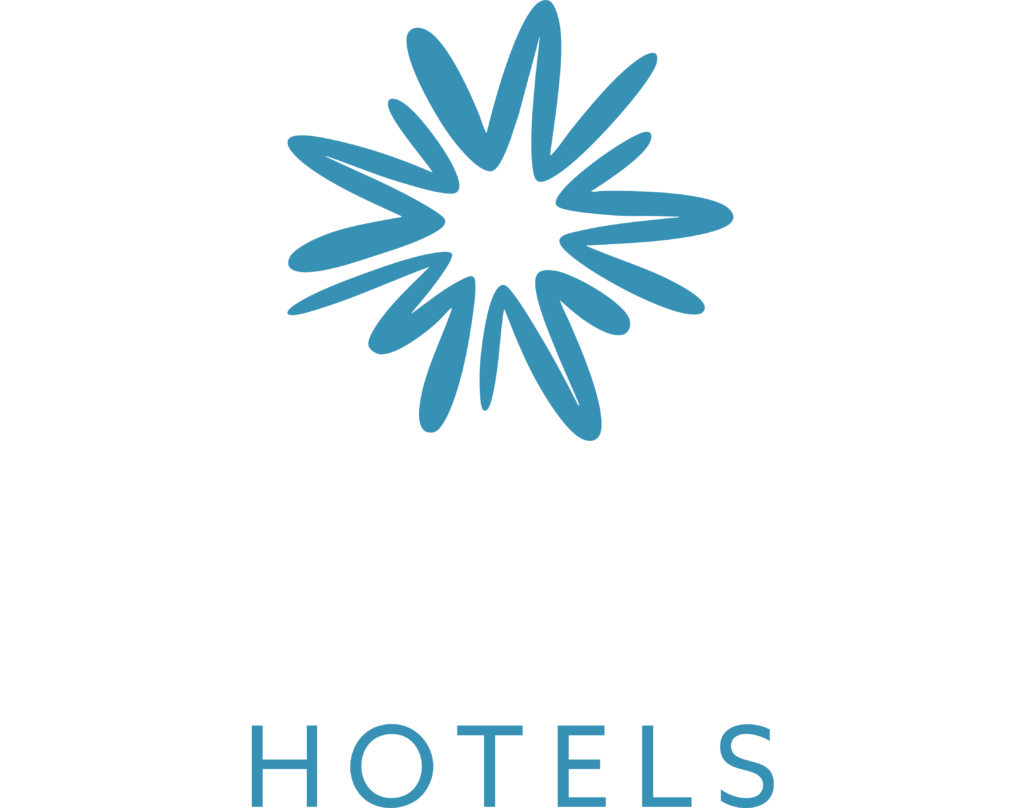 Logo with a blue starburst design above the words "WARNER HOTELS" in bold white and blue capital letters on a light background. | En-dash.co.uk